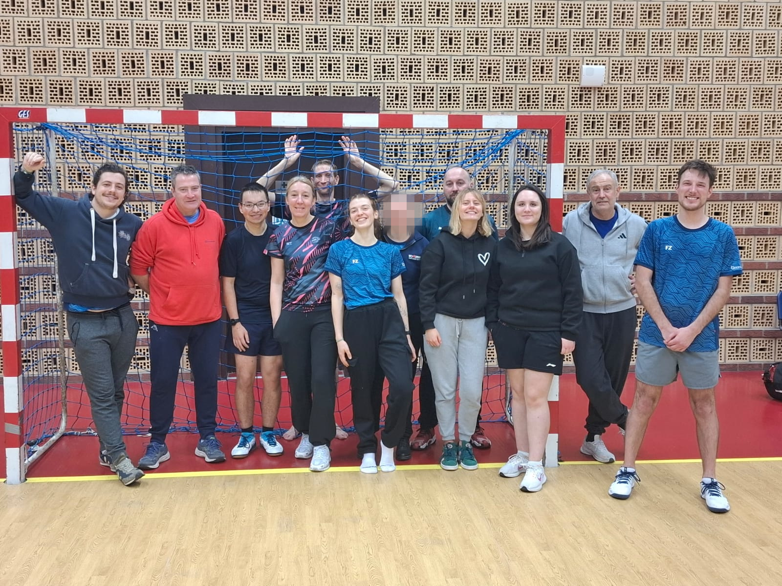 Pour cette troisième journée d’interclubs, Arras 6 poursuit sa belle dynamique avec deux victoires importantes face à Courrières et Bad les Mines, avant de s’incliner face à Saint-Étienne au Mont. Bilan de la journée : 2 victoires, 1 défaite.